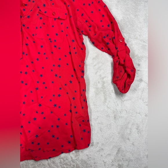 Old Navy Red Blue Stars Collared Buttoned Neckline Rolled Sleeves Blouse Top XS - Picture 4 of 14